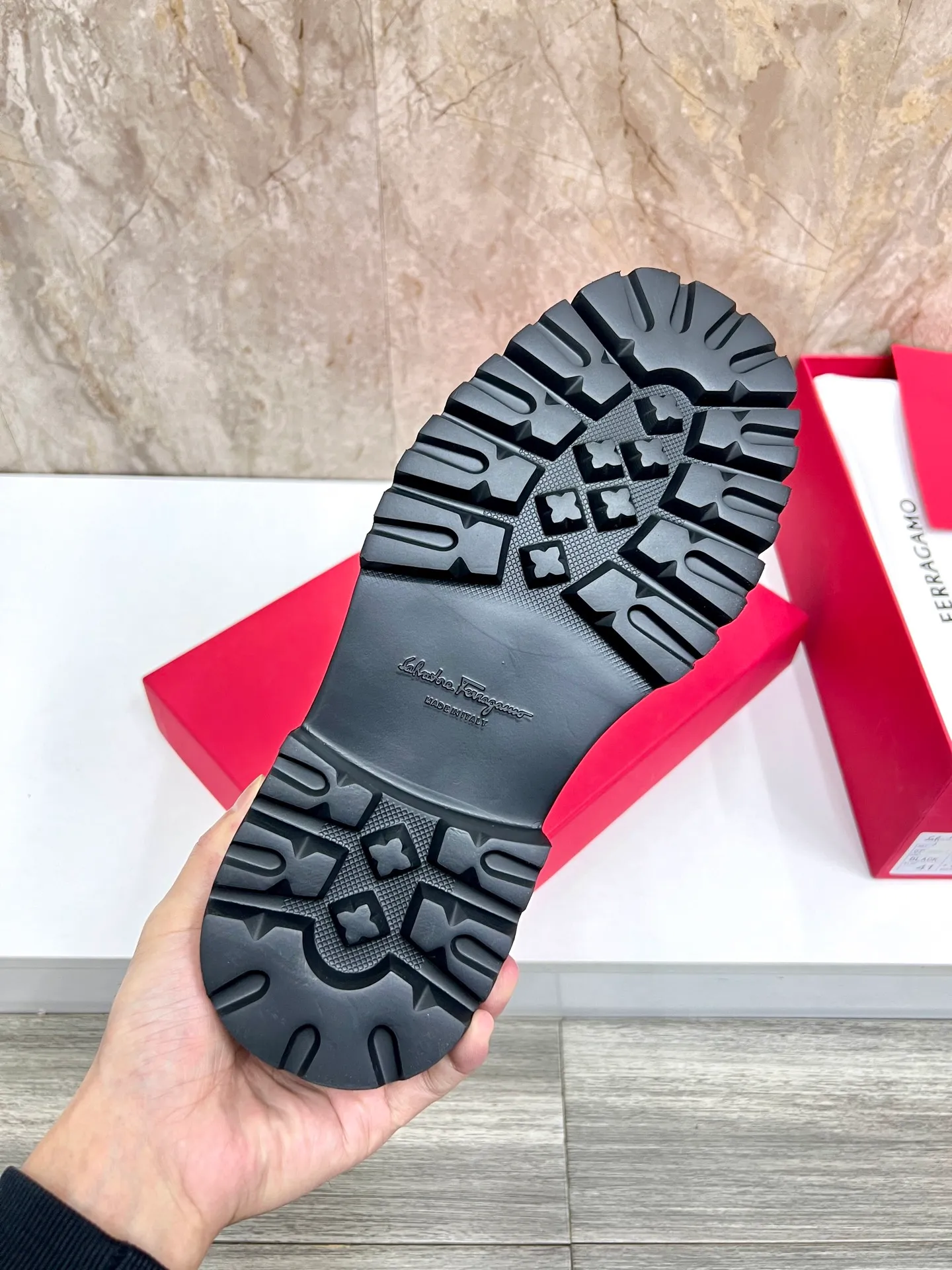 Original quality P780 Brand: Ferragamo Standard code: Men's code 39.40.41.42.43.44 Grade: Same style as the official website High-quality men's shoes Material: Customized first-layer calfskin with water-dyed cowhide lining Cowhide tiptoe Original non-slip and wear-resistant rubber outsole Style category: Men's formal business leather shoes are young and fashionable European and American trends British style Casual matching Comfortable feet Color: actual picture